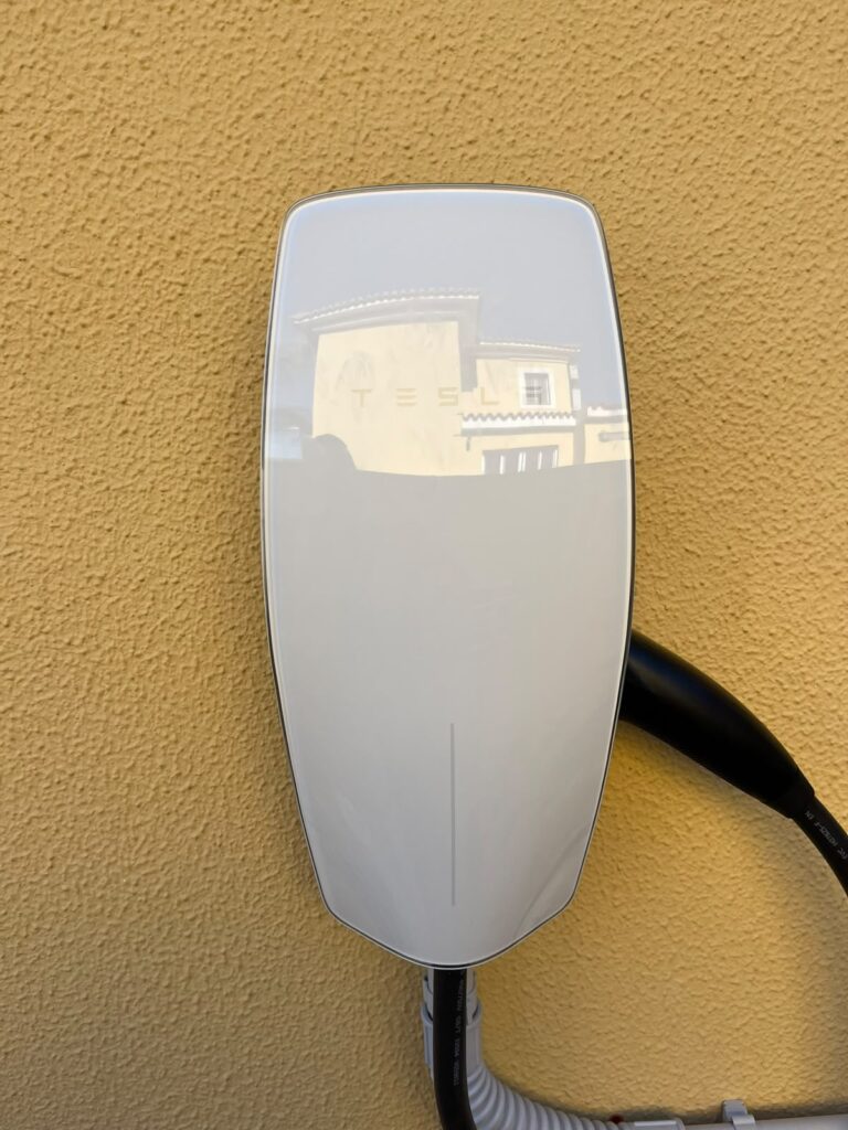 Cargador para coche eléctrico instalado en la pared