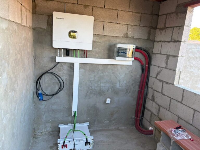 Inversor, cuadro de protecciones y batería instalados en un cuarto de obra