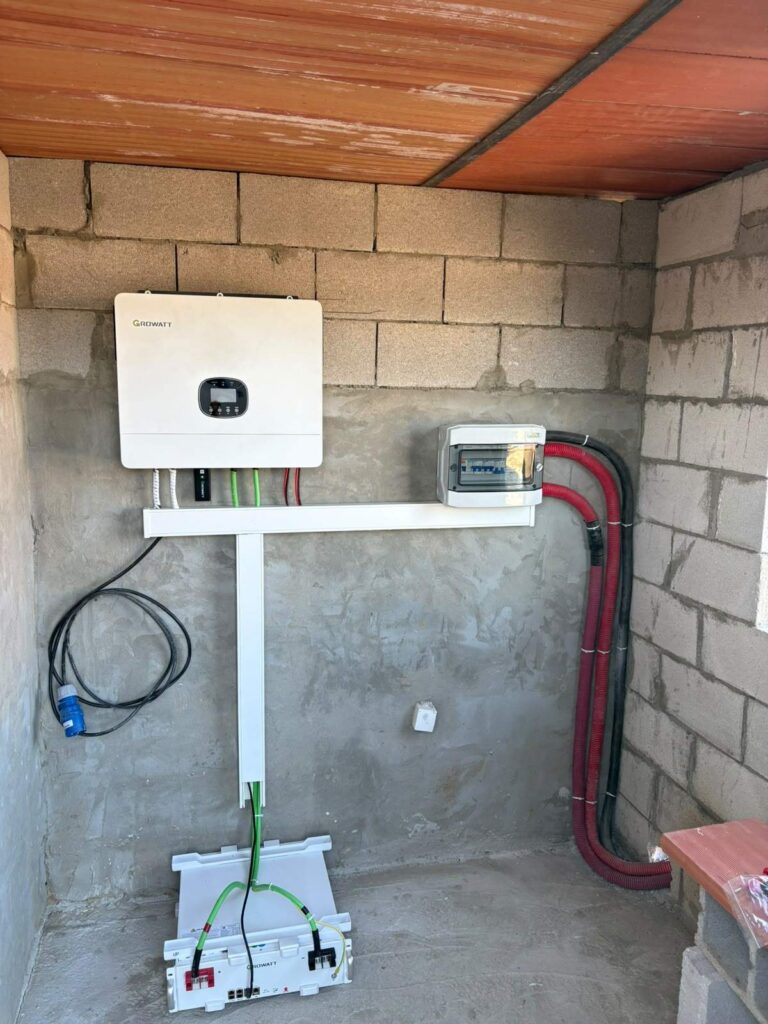 Inversor Growatt encendido junto al cuadro de protecciones y la batería