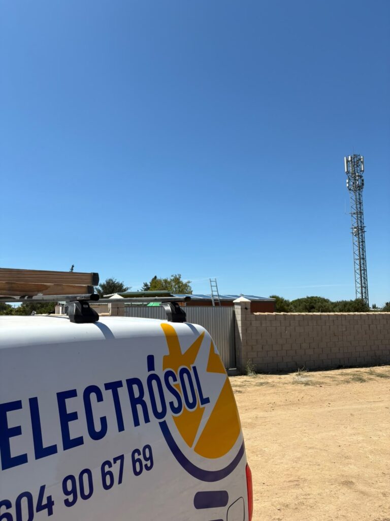 Furgoneta de Electrosol con portacargas, aparcada junto a una instalación