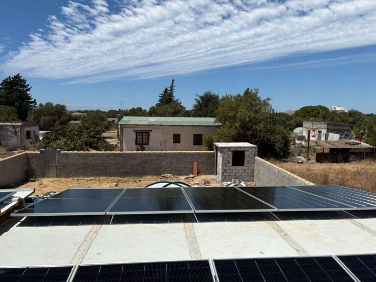 Paneles solares montados sobre una cubierta plana en una parcela de campo