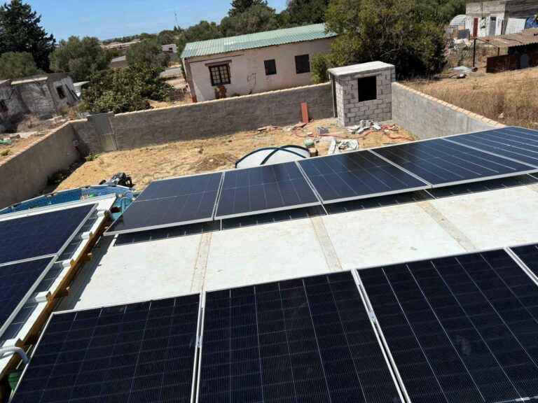 Filas de paneles solares recién montadas sobre una cubierta blanca