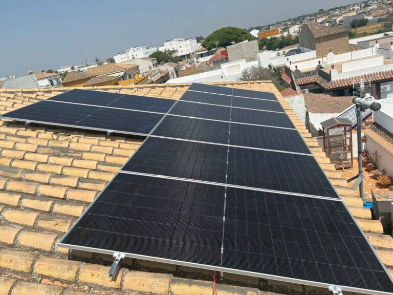 Dos hileras de placas solares instaladas en un tejado de teja
