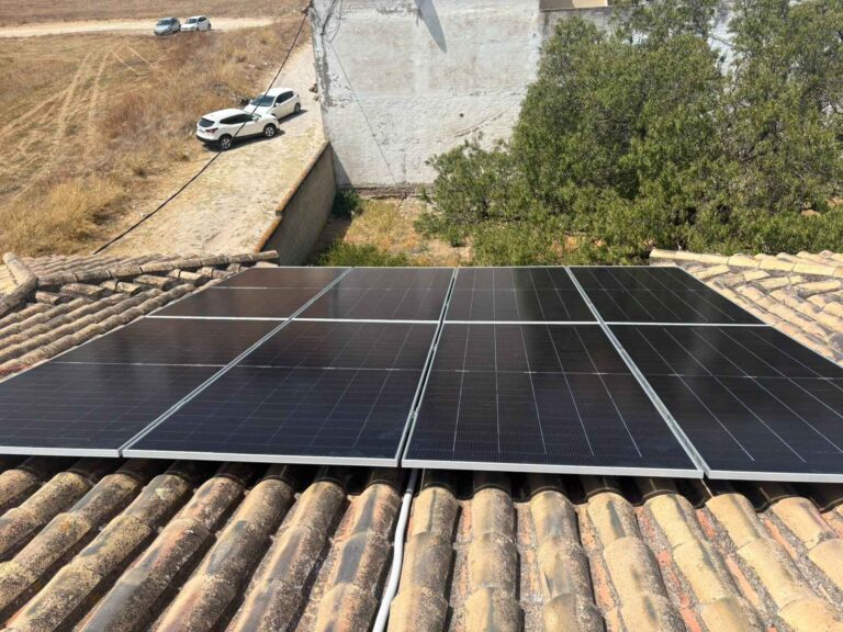 Paneles solares sobre teja árabe, vistos desde arriba