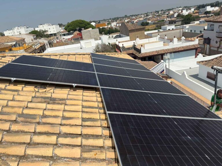 Dos hileras de paneles solares en el tejado de una vivienda del casco urbano