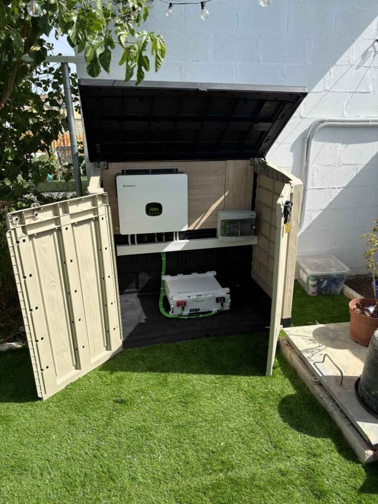 Inversor y batería instalados dentro de un armario de jardín