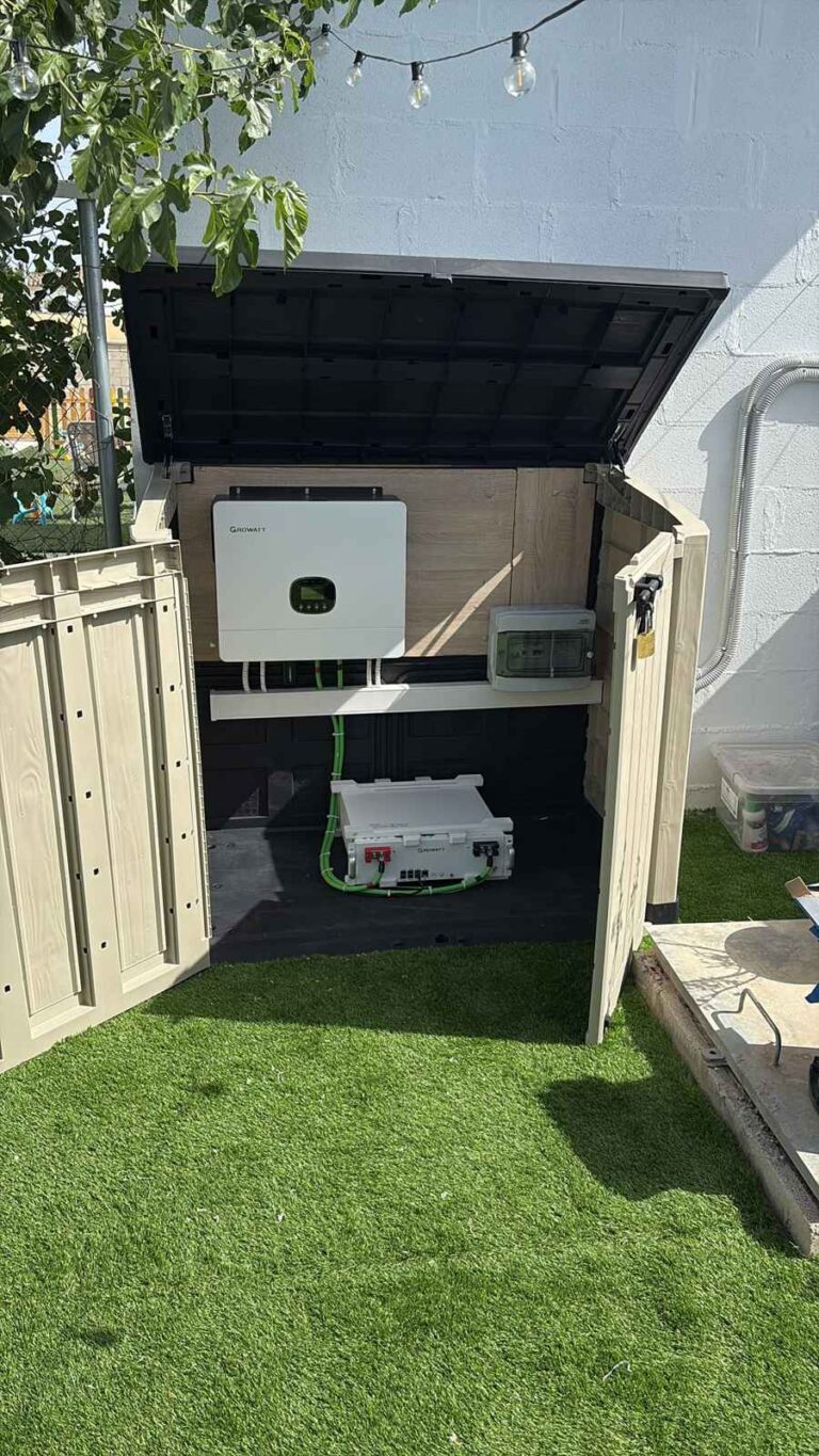 Armario de jardín abierto con el inversor y la batería en su interior