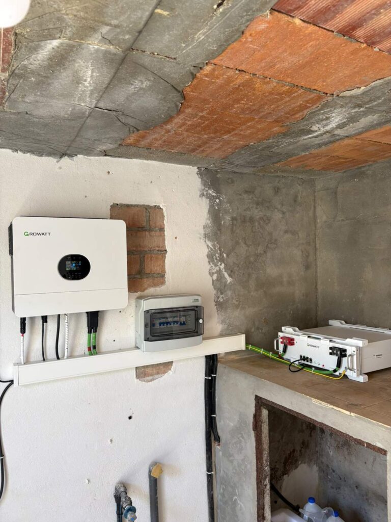 Inversor Growatt, cuadro de protecciones y batería en un cuarto de instalaciones