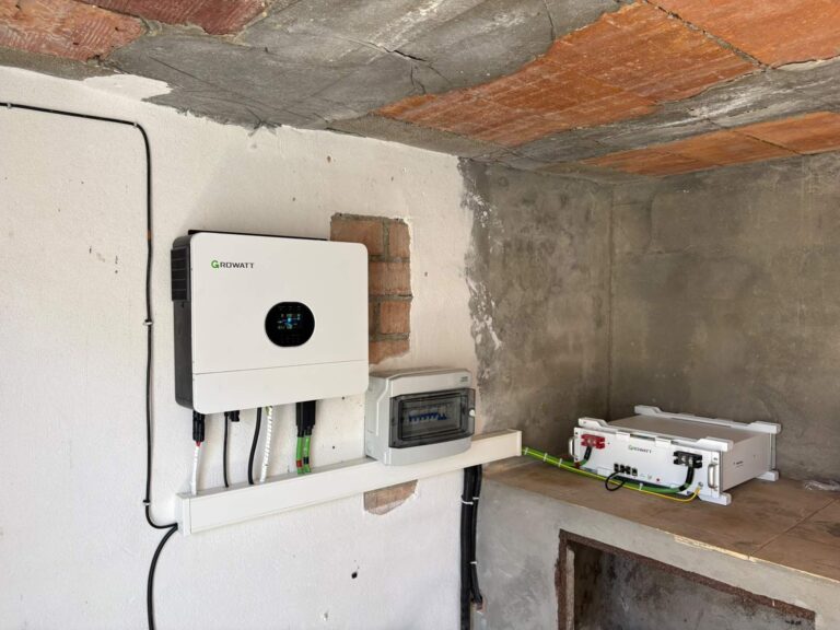 Inversor Growatt montado en pared de ladrillo junto al cuadro de protecciones