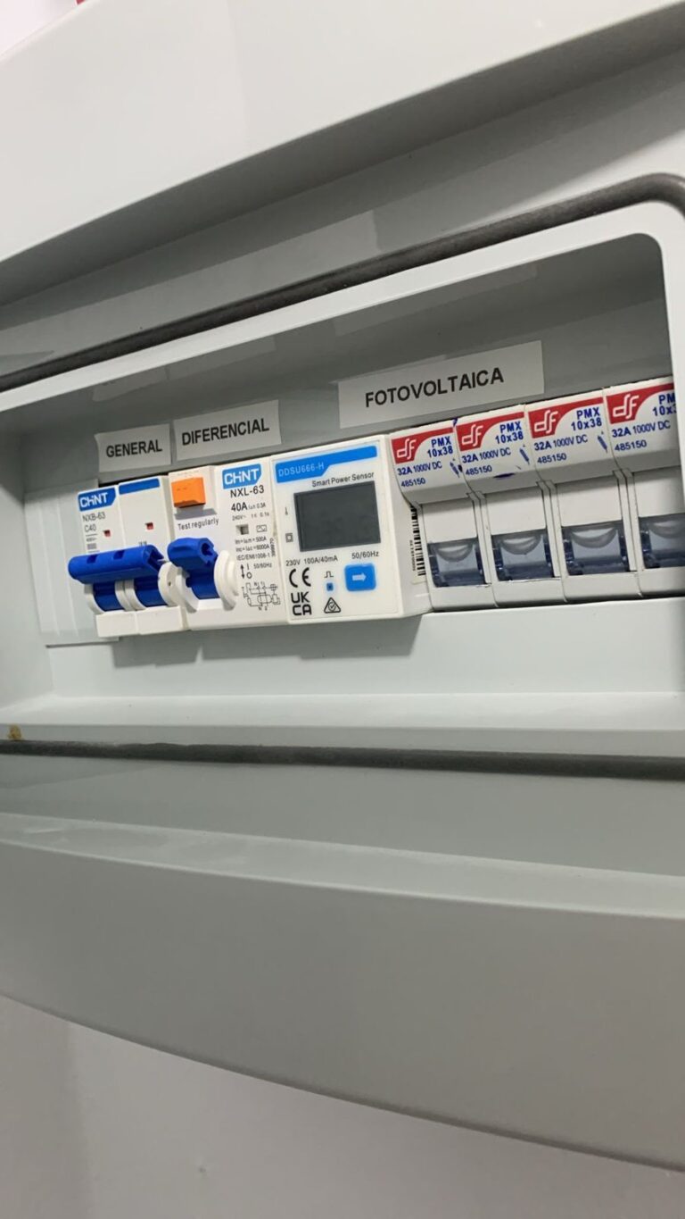 Detalle del cuadro con el diferencial y las protecciones del circuito fotovoltaico