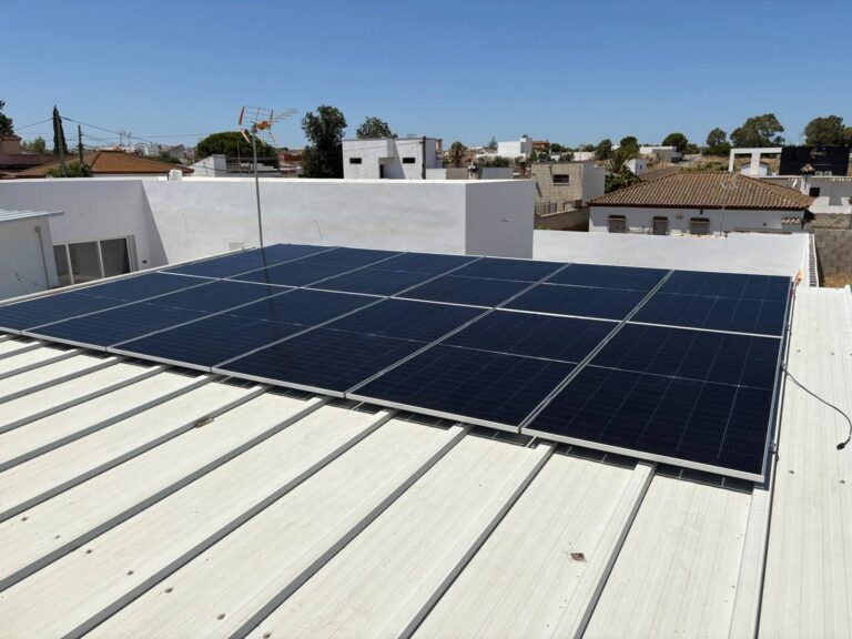Instalación de paneles solares sobre cubierta de chapa, vista desde el borde