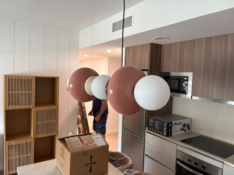 Montaje de las lámparas colgantes en la cocina de una vivienda