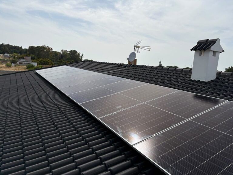Hilera de paneles solares sobre teja negra