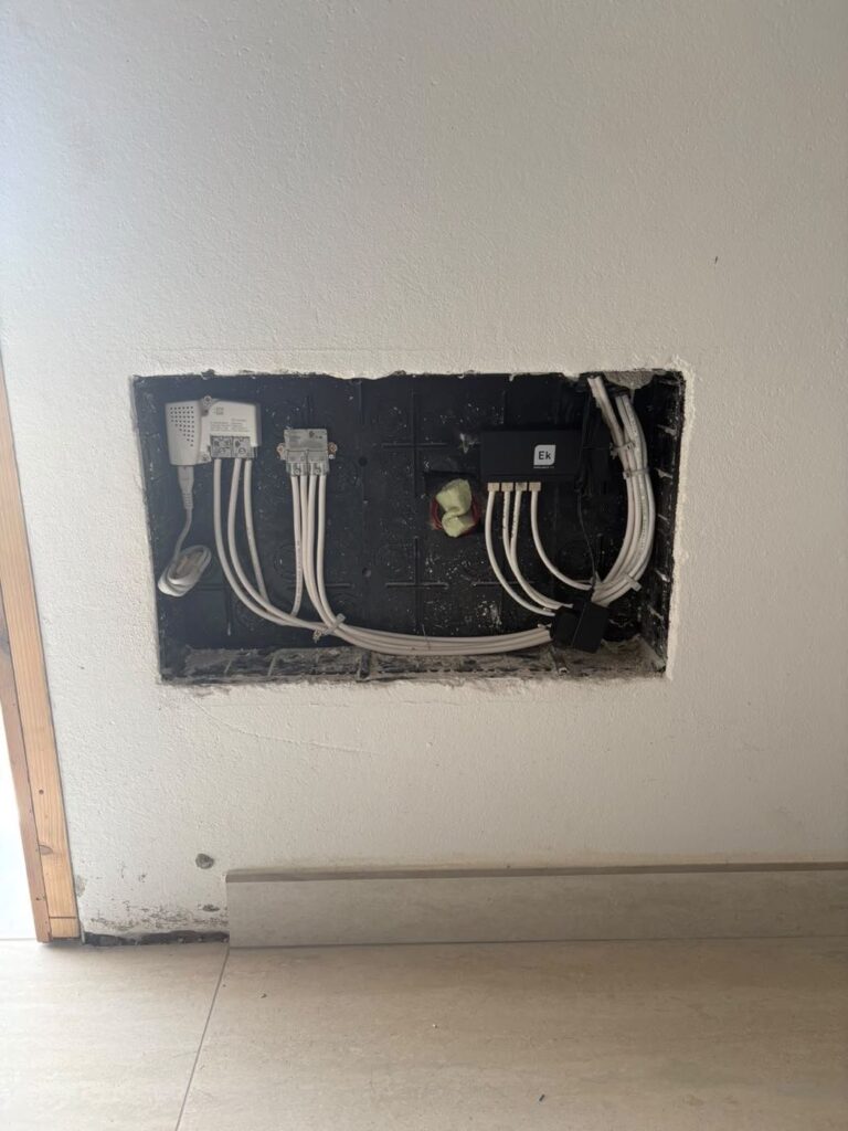 Hueco abierto en la pared para empotrar el cuadro eléctrico