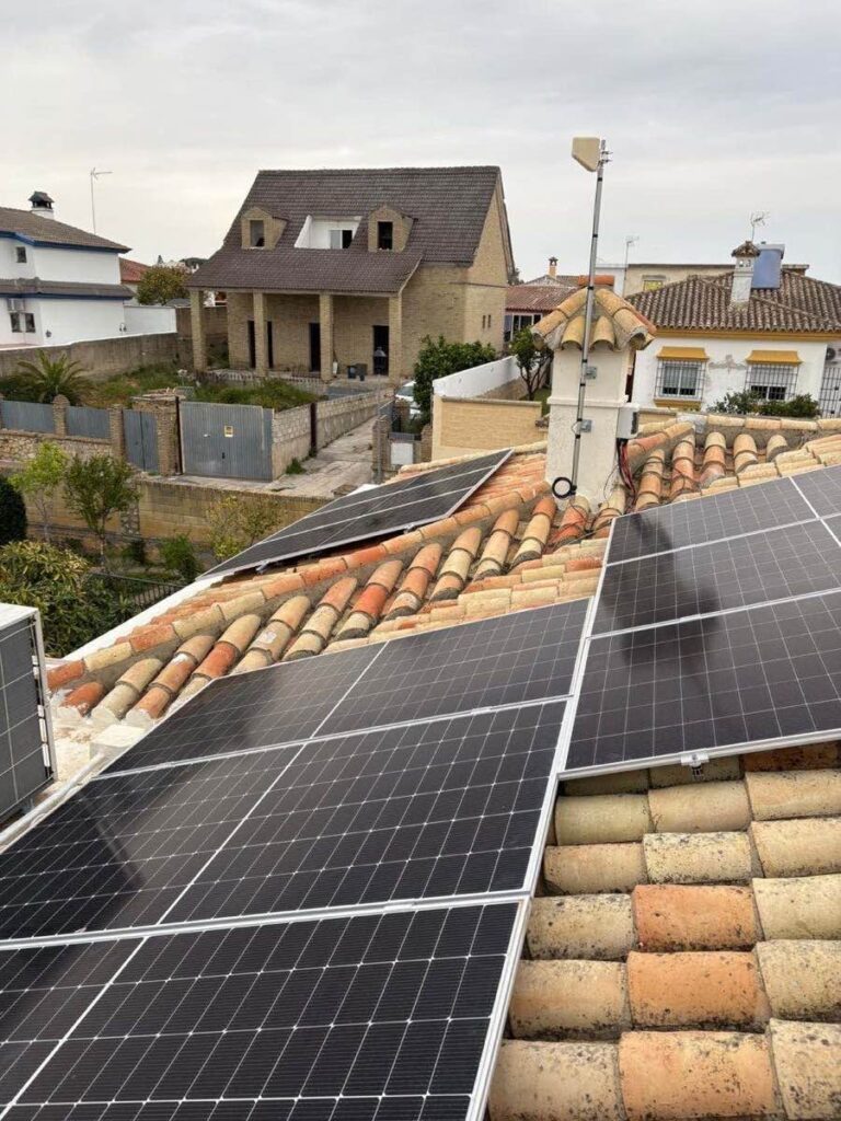 Placas solares sobre teja en una vivienda de la sierra