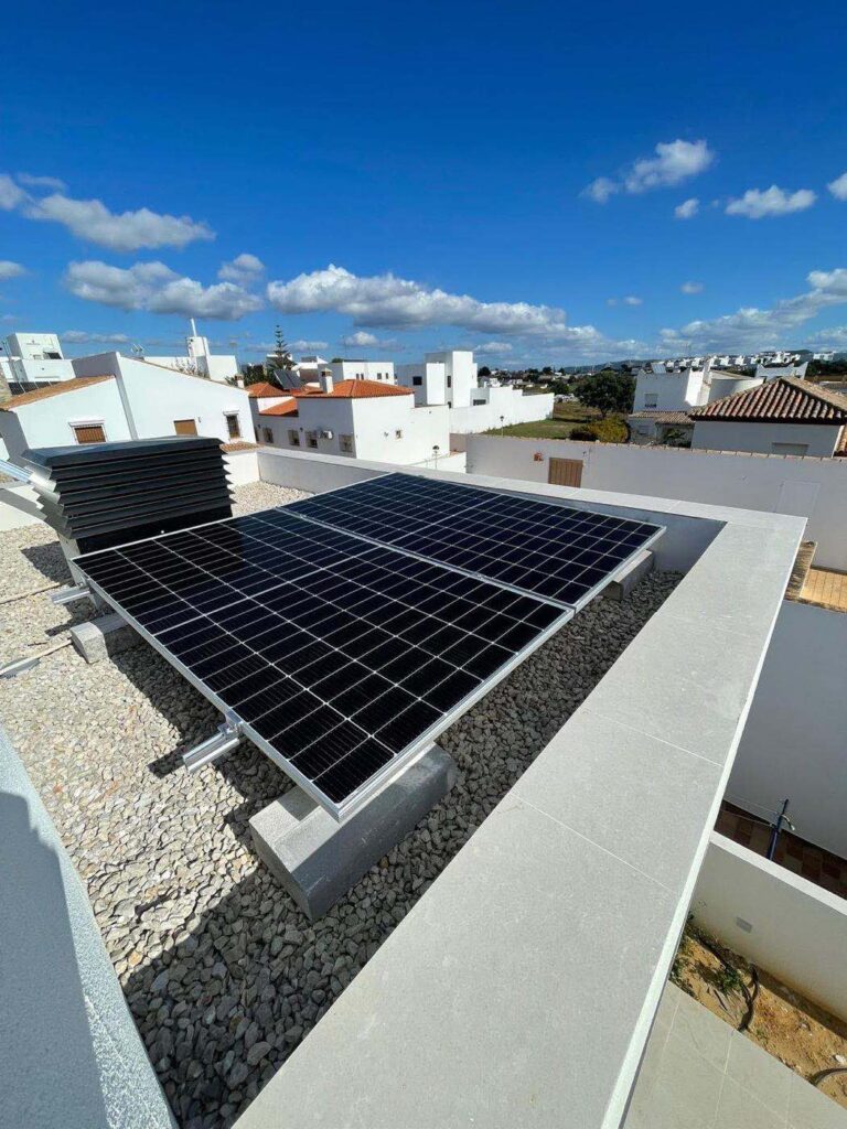 Panel solar sobre una cubierta de grava en una urbanización