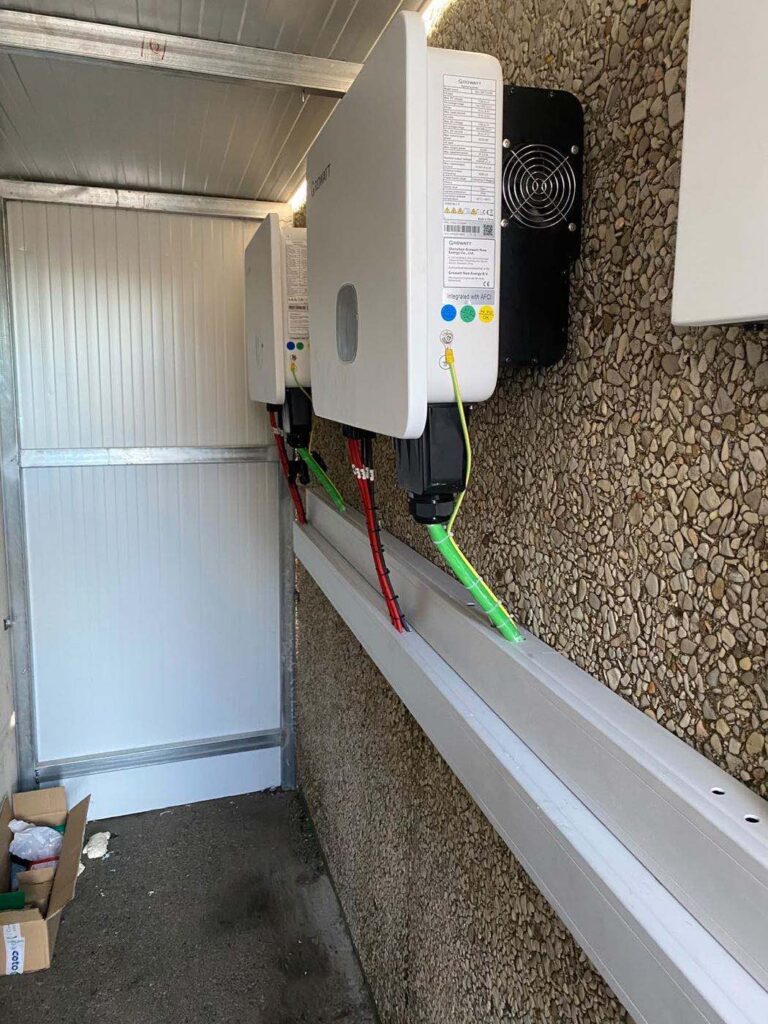 Inversor instalado en un cuarto técnico en obra