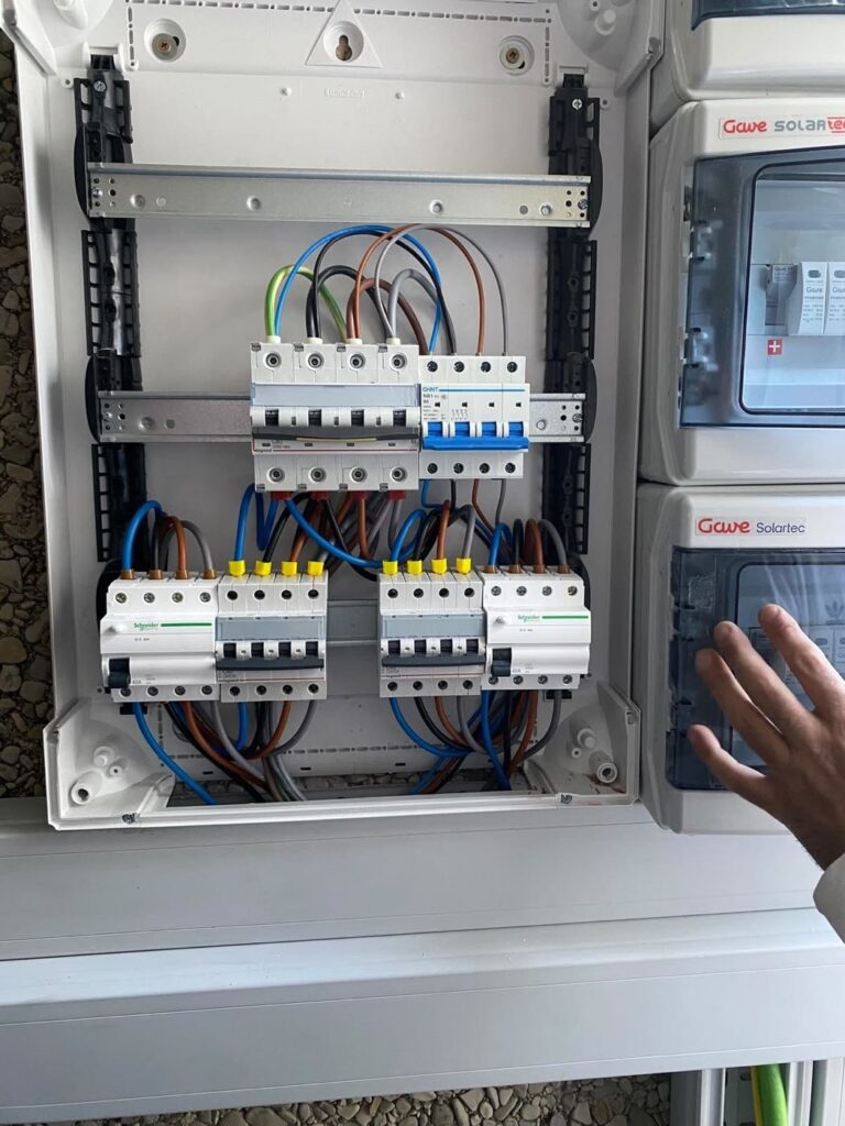 Cuadro de protecciones abierto junto al contador de la instalación