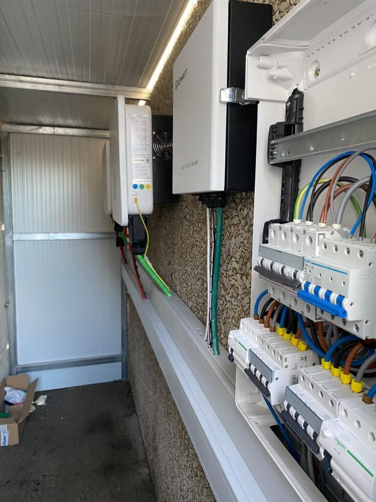 Inversor y cuadro de protecciones instalados en un cuarto técnico