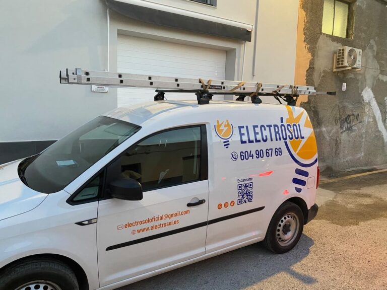 Furgoneta de Electrosol rotulada con el teléfono y la web