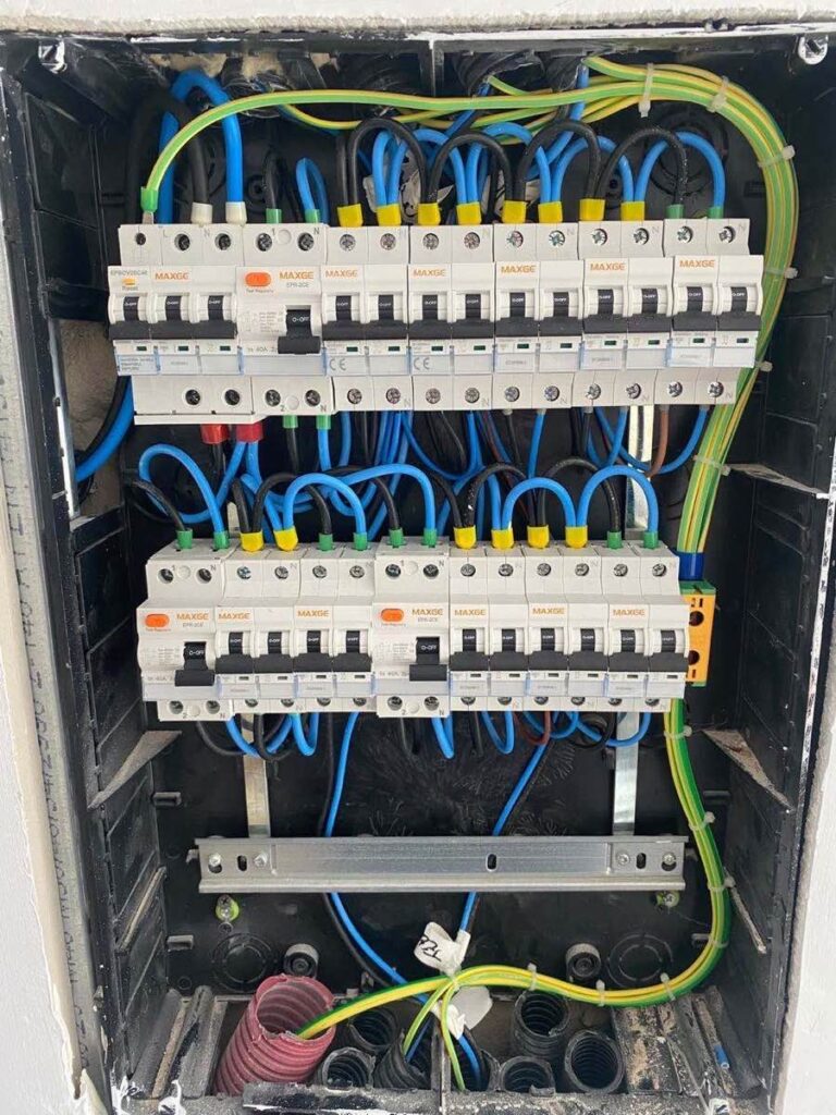 Cuadro eléctrico con tres filas de magnetotérmicos y el cableado peinado