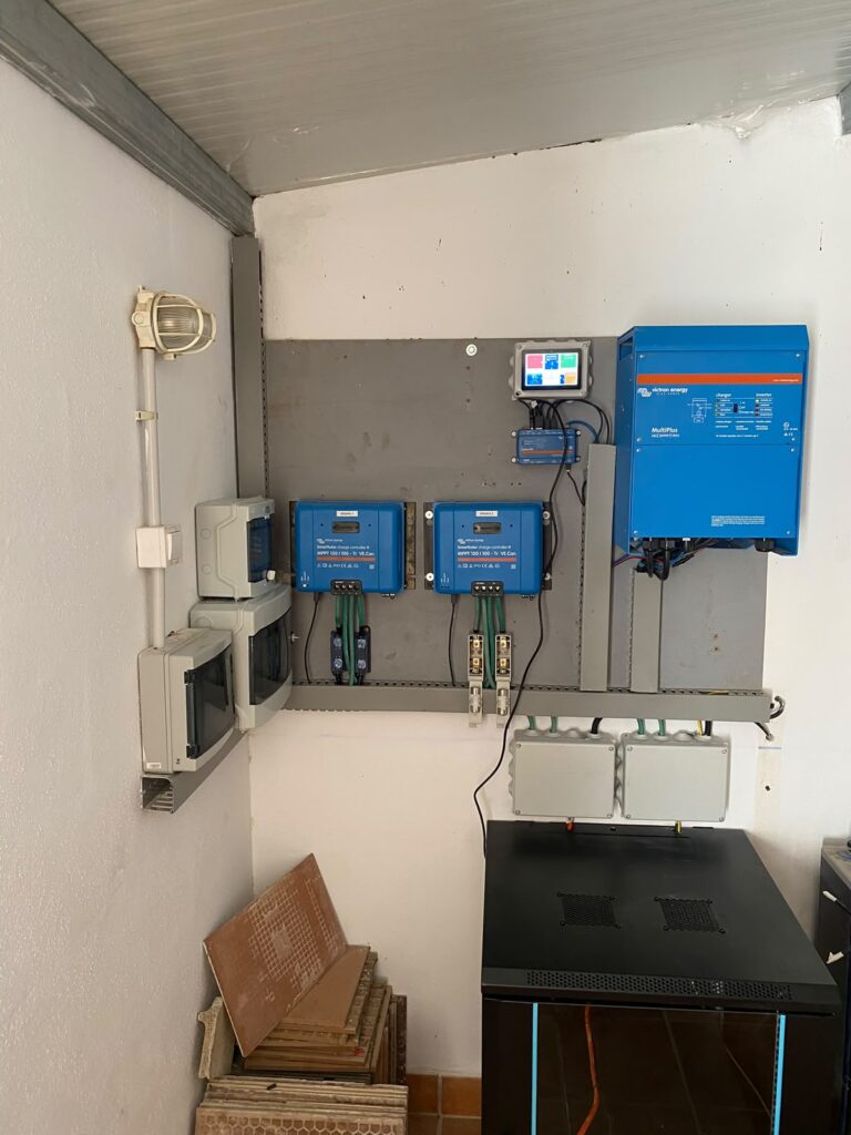 Instalación aislada con inversor Victron y dos reguladores solares