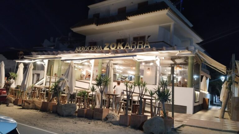 Terraza de la Arrocería Zokarra iluminada de noche